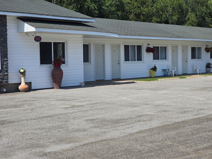 Exterior & Views 2, White Fang Motel, Algoma