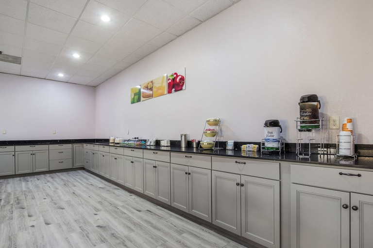 Food & Drinks 4, Quality Inn Grayville, IL, White