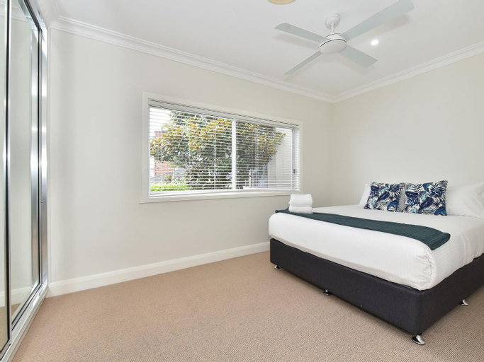 Bedroom 3, Coal Point Absolute Waterfront, Lake Macquarie - West