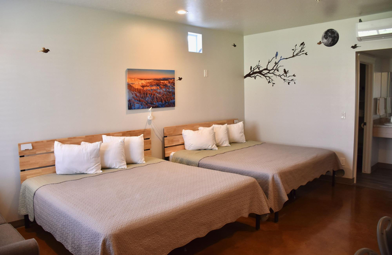 Bedroom 2, Zion's Camp and Cottages, Washington