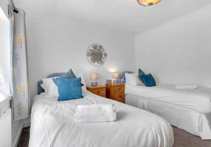 Bedroom 2, Valley Rise By My Getaways Free Parking, West Sussex