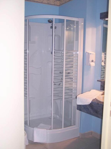 Bathroom 5, Hotel Restaurant La Crêperie du Château, Mayenne