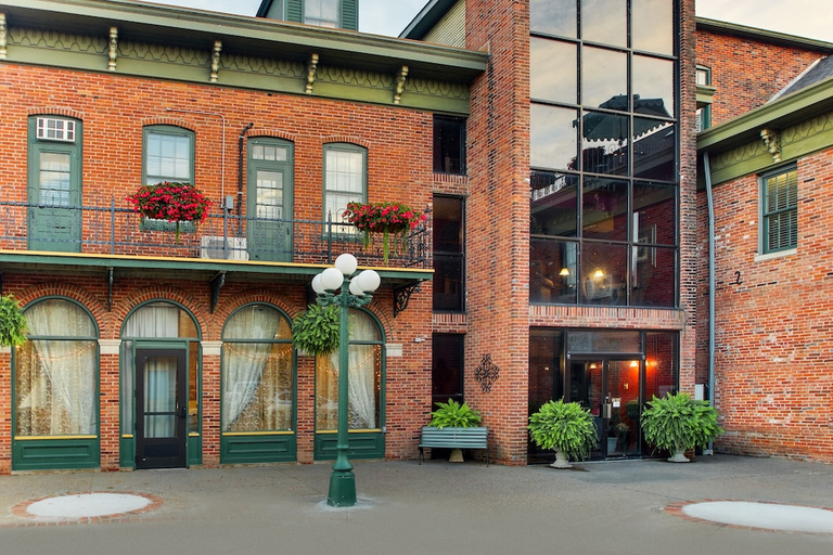 Exterior & Views