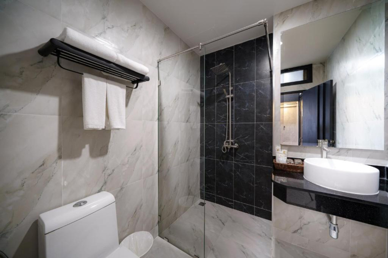 Bathroom 5, LHC Hotel And Resort, Pattaya