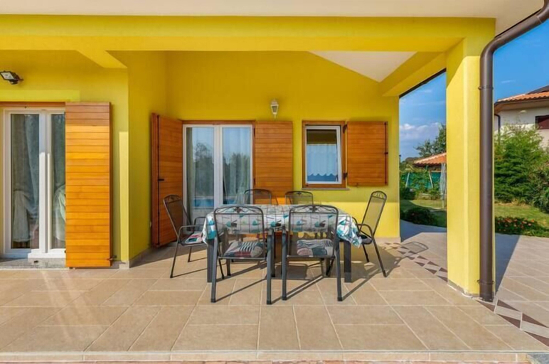 Others 5, Villa Angela, Bale