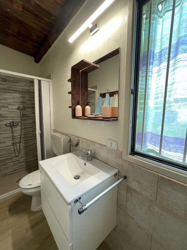 Bathroom 4, Filuvespri, Ragusa