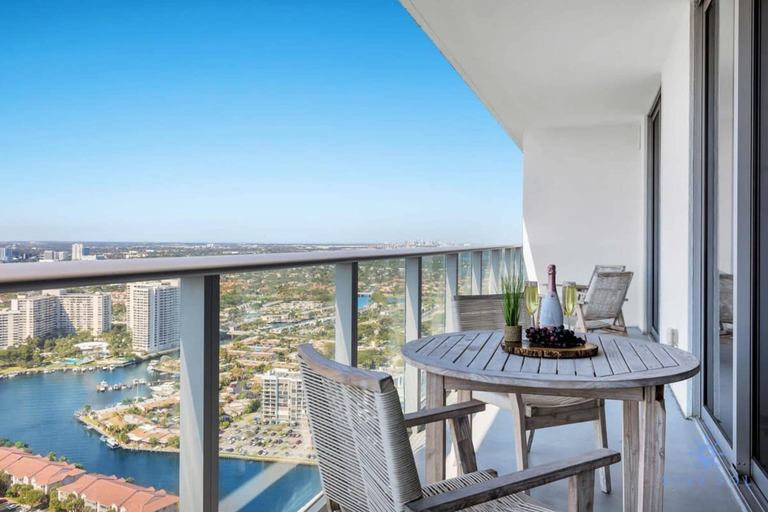 Room 2, Amazing Pools Bay View Parking Included, Broward