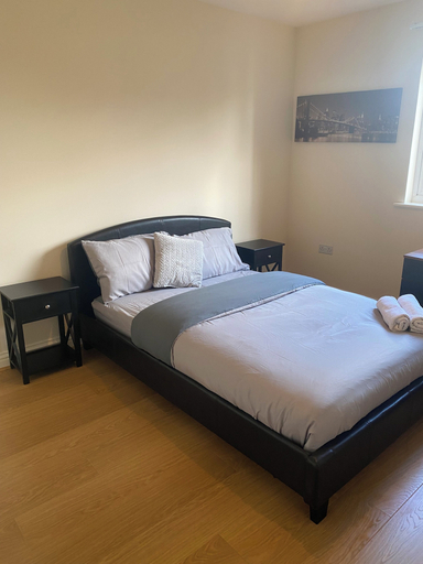 Room 2, Beautiful 4 Bedroom Home With Parking by Lakeside, Thurrock