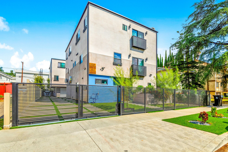 Exterior & Views 2, Stylish Sherman Oaks Townhouse W/ 3 Master Suites, Los Angeles