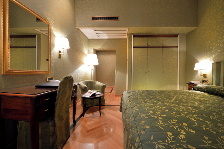 Bedroom 4, Grand Hotel Vesuvio, Napoli