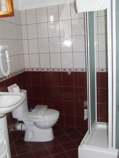 Bathroom 5, Monten
