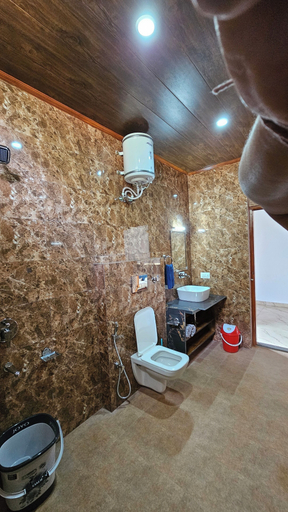 Bathroom 4, On The Rocks, Solan