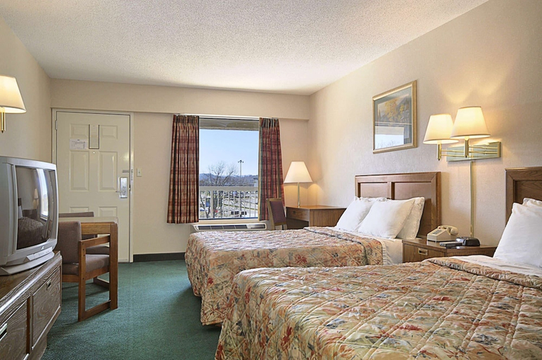 Bedroom 2, Days Inn by Wyndham Apple Valley Sevierville, Sevier