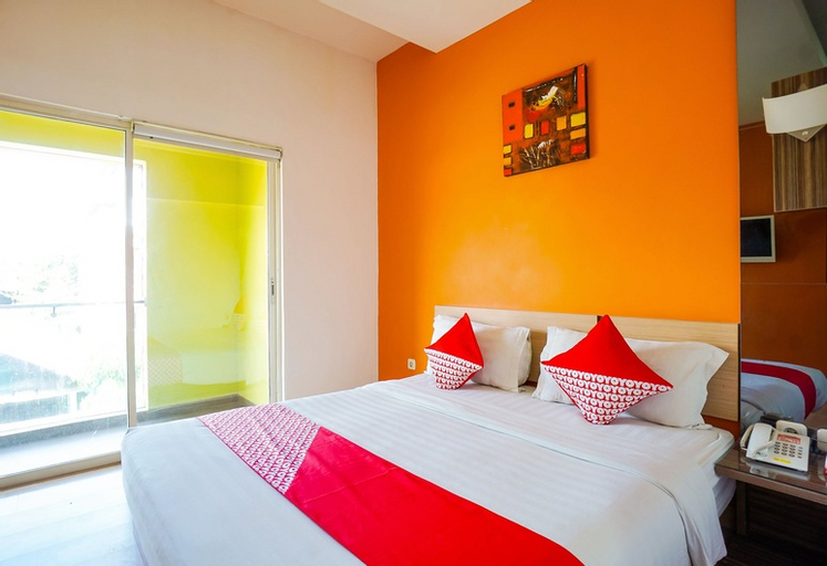 Bedroom 2, De Nearby Hotel, Manado