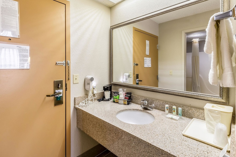 Bathroom 4, Quality Inn Rolla, Phelps