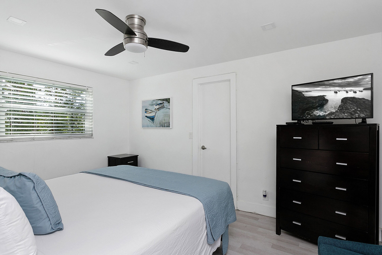 Bedroom 3, ULTRA Spacious apt Steps From the Beach, Broward