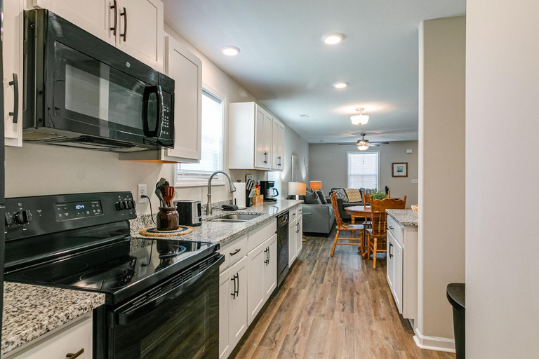 Others 5, Franklin Haven by Johnathan (1010 Franklin, #B), Montgomery