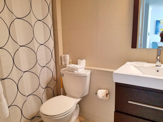 Bathroom, Beachfront WD King Bed Isla Verde Walk 2 Eat