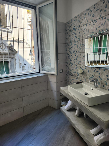 Bathroom 4, Gradini Partenopei, Napoli