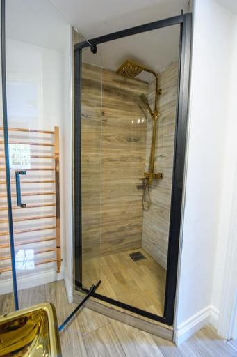 Others 5, Executive Suite with Private HotTub, Full SkyTV in 600 Year Old Manor House, Essex