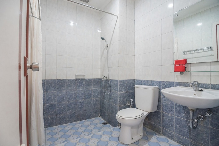 Bathroom 3, RedDoorz near Setrasari Mall 2, Bandung