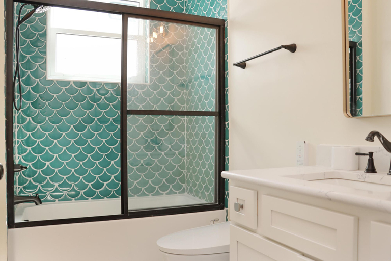 Bathroom 3, It's A Wonderful Life, Gulf