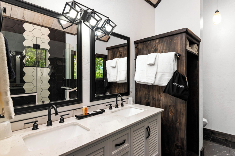 Bathroom 4, Fairway Treehouses, Carroll