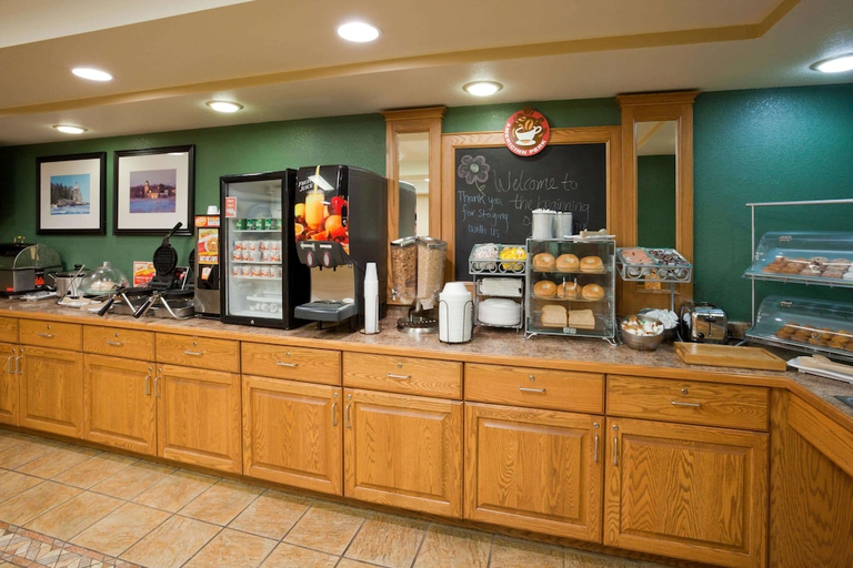 Food & Drinks 5, AmericInn by Wyndham Wetmore Munising, Alger