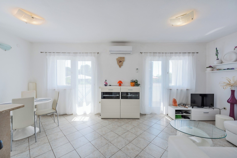 Others 5, Family home with hydromassage pool & fun activities, Žminj
