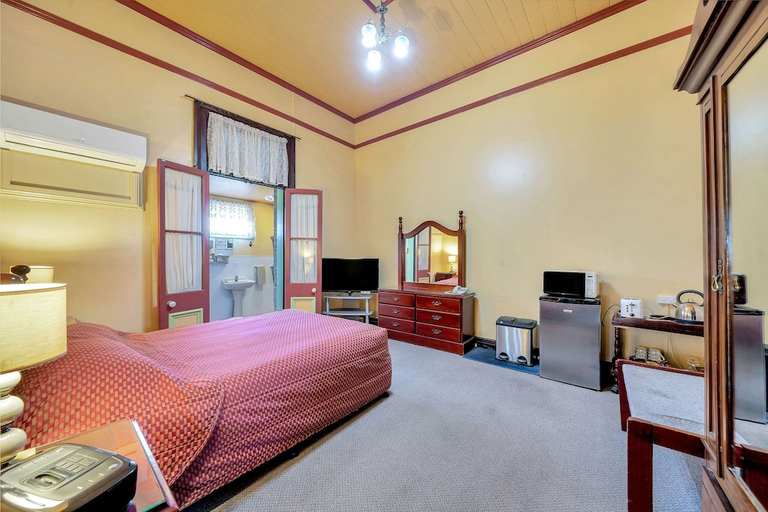 Bedroom 2, Warwick Settlers Inn, Warwick - Central
