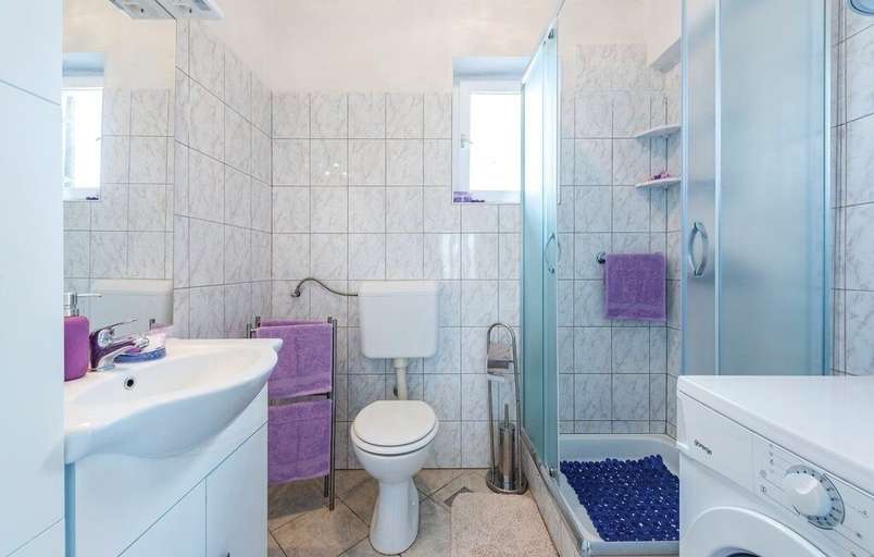 Bathroom 4, Family home with hydromassage pool & fun activities, Žminj