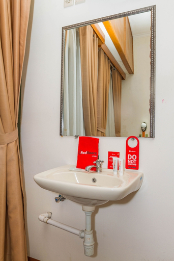 Bathroom, RedDoorz Plus @ Surapati 2, Bandung