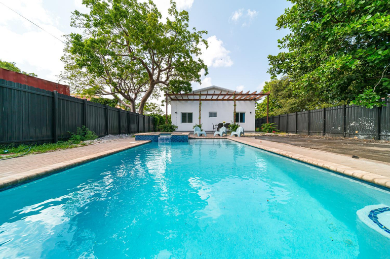 Boutique Pool House close to the Beach, Broward