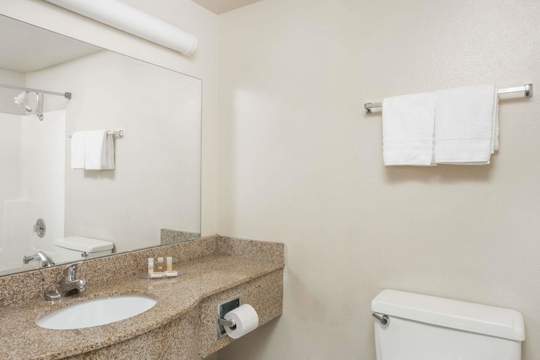 Bathroom, Days Hotel By Wyndham Peoria Glendale Area, Maricopa