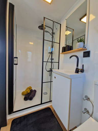 Bathroom 2, Les Tiny du Pre Mathy - Logements insolites avec Jacuzzi a Profondeville, Namur