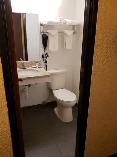 Bathroom 4, Budget Host Inn Mankato, Nicollet