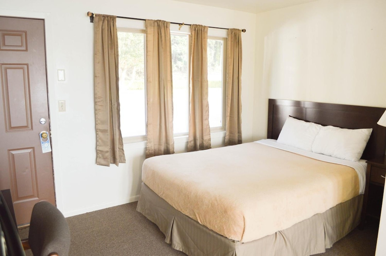 Bedroom 4, Bay Bridge Motel, Coos