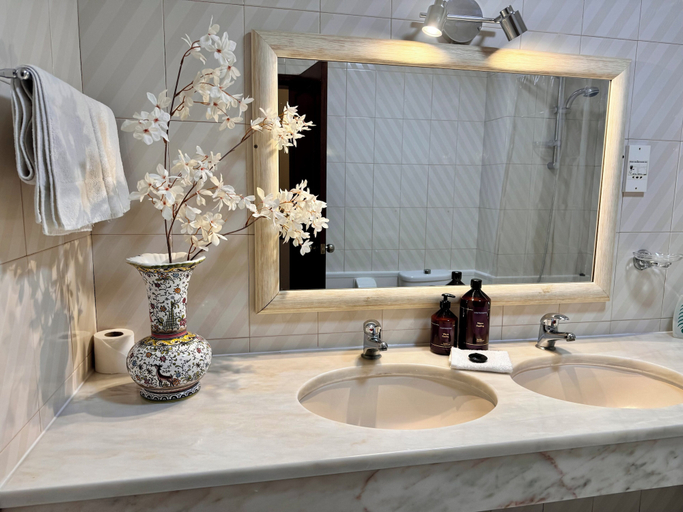 Bathroom 4, Falesia Gardens, Santa Cruz