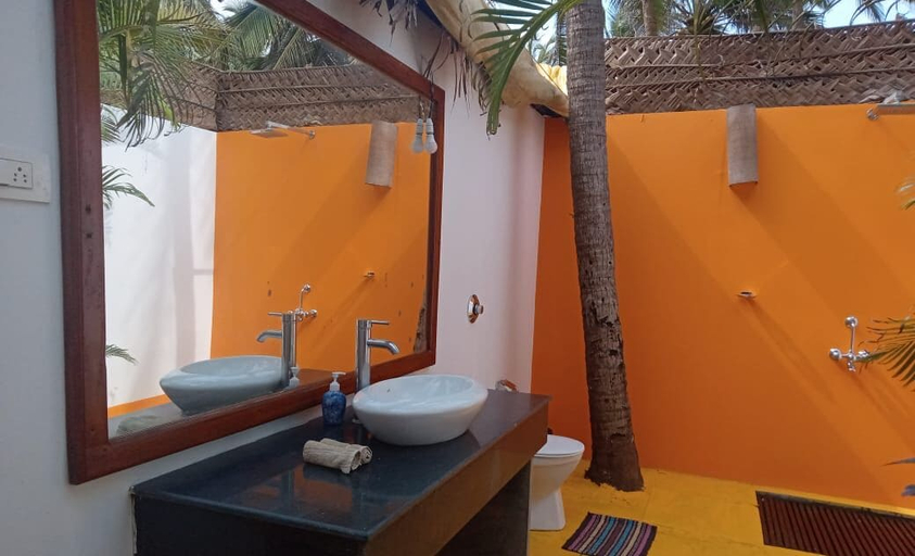 Bathroom 3, Mariposa Beach Grove, South Goa