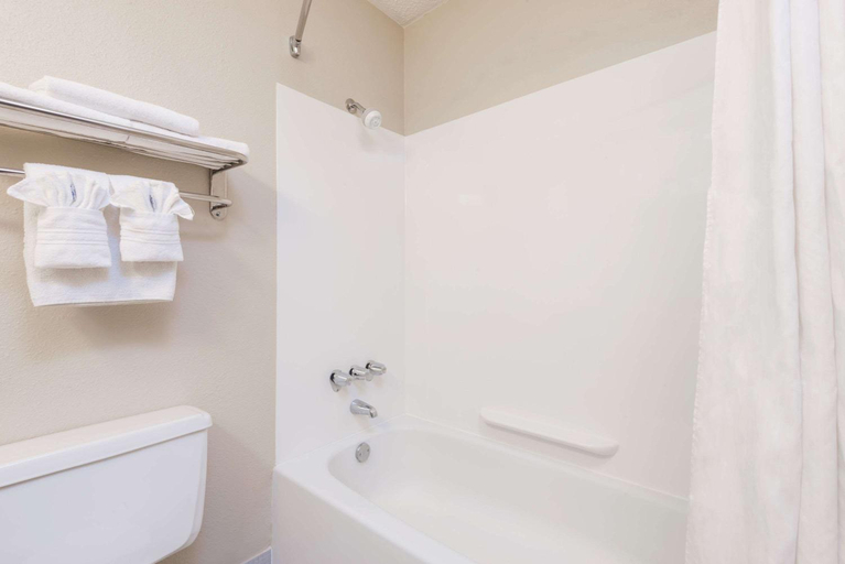 Bathroom 4, Days Inn by Wyndham Gillette, Campbell