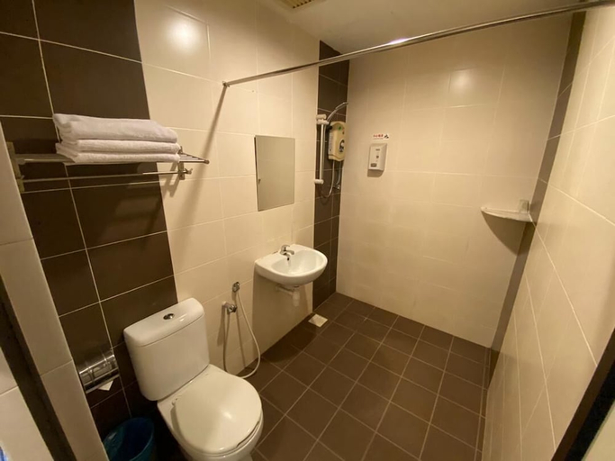 Bathroom 4, Royal Queenspark Hotel, Malacca City