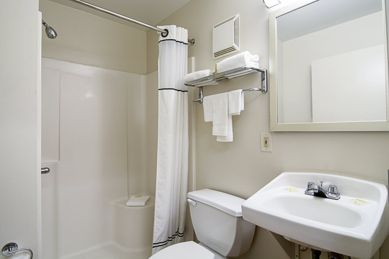 Bathroom 3, HomeTowne Studios Chicago - Waukegan, Lake