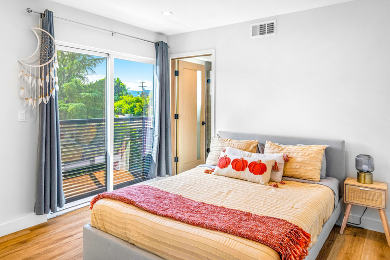 Bedroom 3, Stylish Sherman Oaks Townhouse W/ 3 Master Suites, Los Angeles