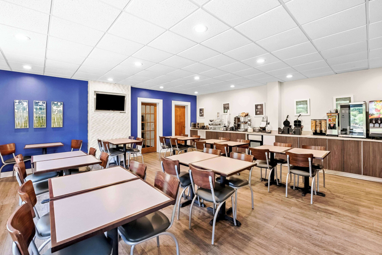Food & Drinks 5, SureStay Plus Hotel by Best Western Southern Pines Pinehurst, Moore