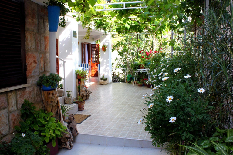 Entrance 3, Monten