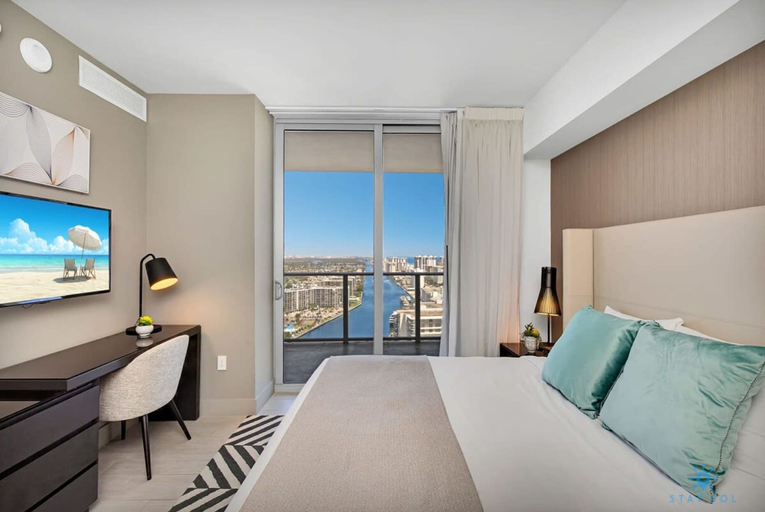 Room 4, High Floor With Stunning View Pools Near Beach, Broward