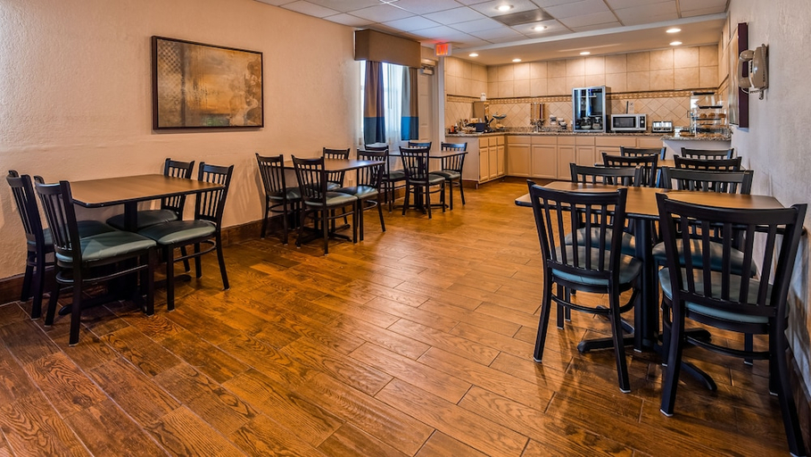 Food & Drinks 5, Surestay By Best Western Ottawa, Franklin