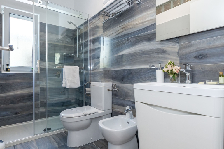 Bathroom 3, House Kaliope, Sali