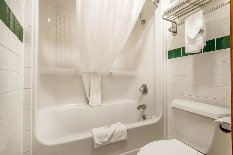 Bathroom 3, Quality Inn & Suites Owasso US-169, Tulsa