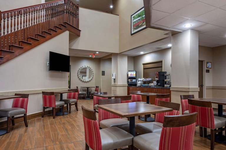 Food & Drinks 5, Comfort Suites State College near Penn State, Centre